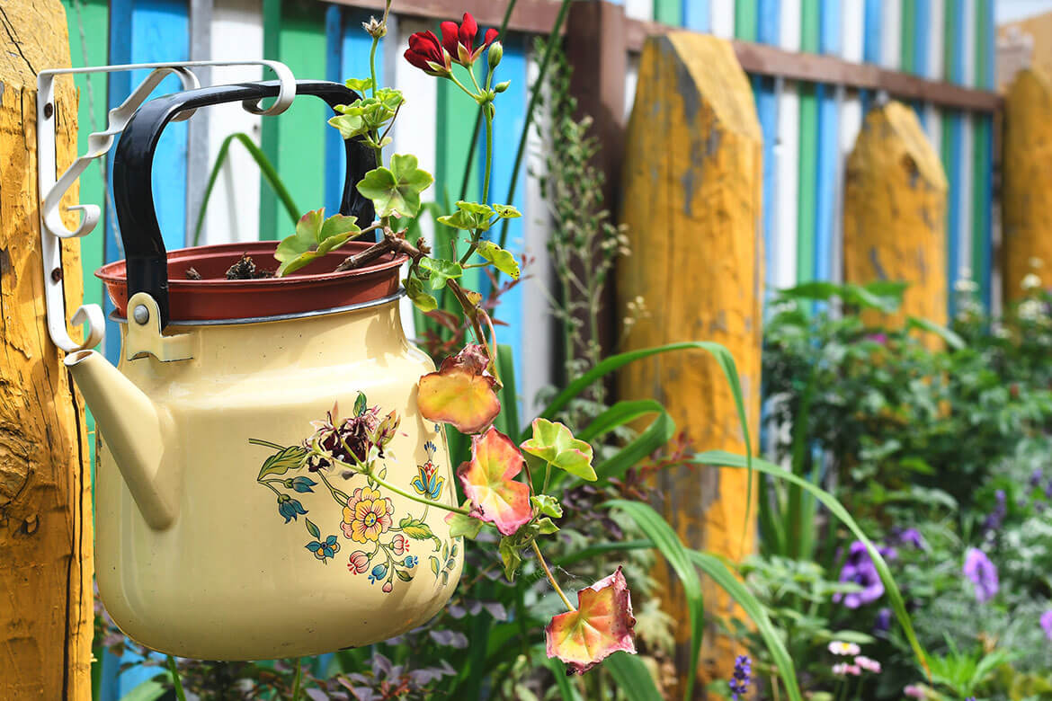 Upcycling Ideen für den Garten – blühender Wasserkessel