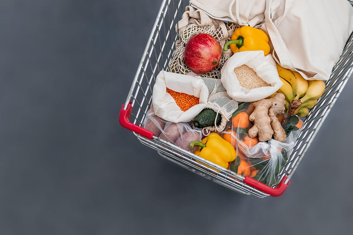 Einkaufswagen beim Zero-Waste-Shopping im Supermarkt